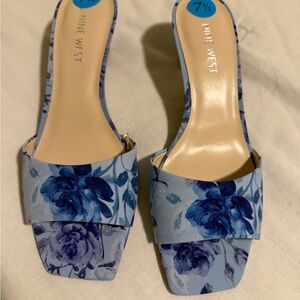 Nine West Blue Floral Kitten Heel Size 7.5 NWT